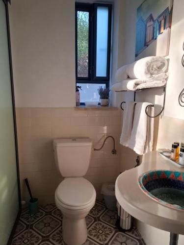 a bathroom with a toilet and a sink at Yamas in Ani'am