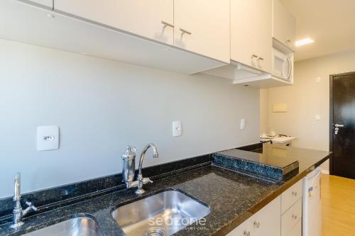 una cocina con fregadero y encimera en Apto en cond. con piscina en Blumenau – PEM1301, en Blumenau