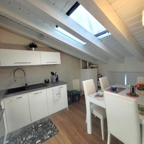 Dapur atau dapur kecil di Light on Lake Iseo
