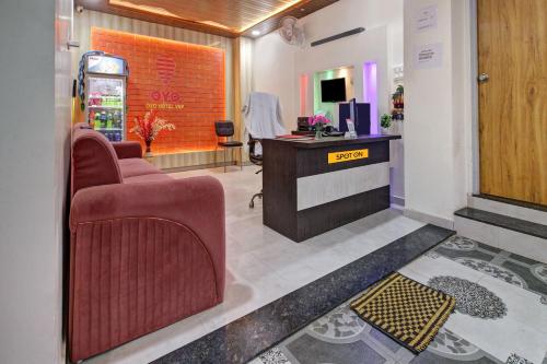 a salon with two chairs and a reception desk at Hotel O The VNP Inn in Sakardarā