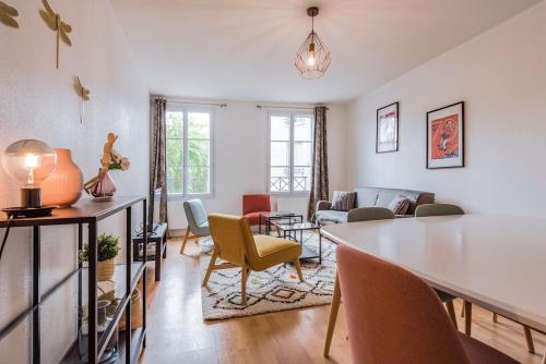un salon avec un canapé et une table dans l'établissement Toscane Garonne Disneyland Apartment BMYGUEST, à Serris