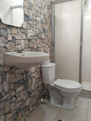 Bilik mandi di Antonia Santos Apartment