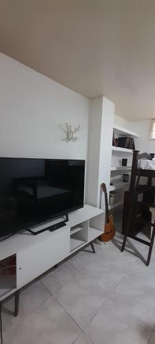 Televisyen dan/atau pusat hiburan di Antonia Santos Apartment