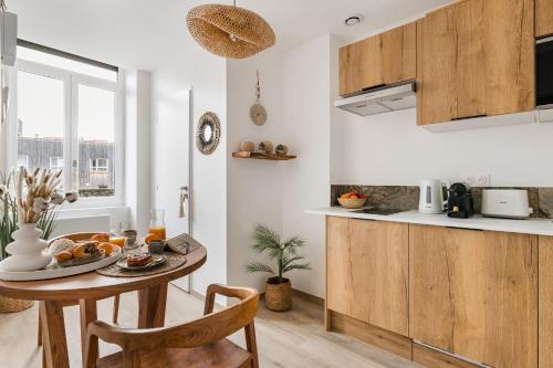 O bucătărie sau chicinetă la Suite balnéo Bali Saint-Étienne