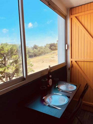 une table dans une chambre avec une fenêtre et des plaques de cuisson dans l'établissement Le Galion, à Saint-Hilaire-de-Riez