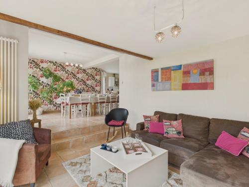 un salon avec un canapé et une table dans l'établissement Maison 8 personnes avec grand jardin - Beg Meil, à Fouesnant