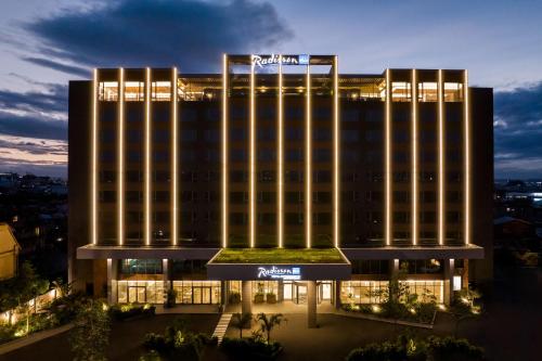 La nuit, une grande tour internationale de l'hôtel a été réalisée. dans l'établissement Radisson Blu Hotel Antananarivo Waterfront, à Antananarivo