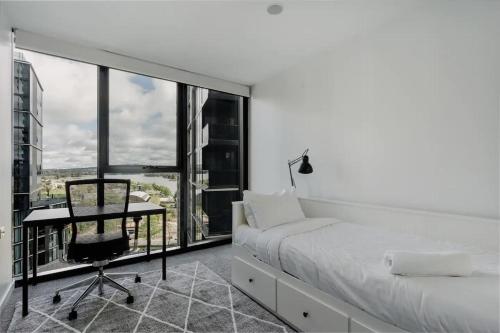 - une chambre avec un bureau, un lit et une fenêtre dans l'établissement Town Centre Cozy 2 Bed 1 Bath with Free Parking, à Belconnen