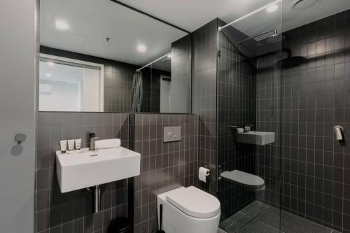 une salle de bain avec un lavabo et des toilettes dans l'établissement Town Centre Cozy 2 Bed 1 Bath with Free Parking, à Belconnen