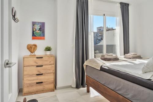 Ένα ή περισσότερα κρεβάτια σε δωμάτιο στο Luxury Stay with Rooftop Terrace 2 Min to Beach