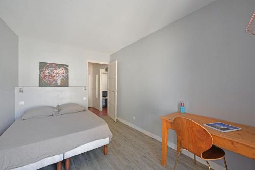 - une chambre avec un lit et un bureau en bois dans l'établissement Le 33 - Clim - Free parking - Wi-Fi, à Avignon