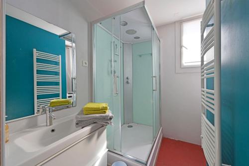 une salle de bain avec une douche en verre et un lavabo dans l'établissement Le 33 - Clim - Free parking - Wi-Fi, à Avignon