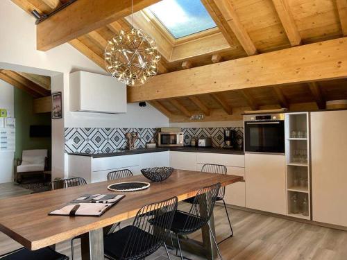 une cuisine avec une grande table en bois et des chaises dans l'établissement SUNWEB Chalet Mont Thabor, à La Toussuire