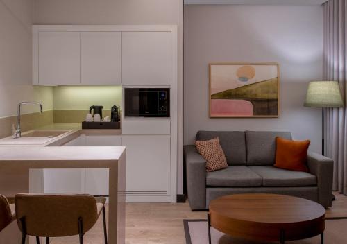 Кухня или мини-кухня в Altunizade Suites Istanbul, Curio Collection By Hilton
