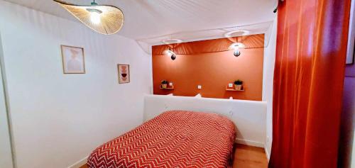 - une chambre avec un pouf rouge dans l'établissement L'abreuvoir de la Mer- villa - plage, à Sangatte