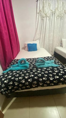 a bed with two towels on top of it at Balcones de la Casona in Guatapé