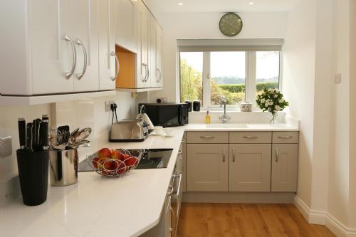 Dapur atau dapur kecil di Woodpecker Way at Eaton Manor