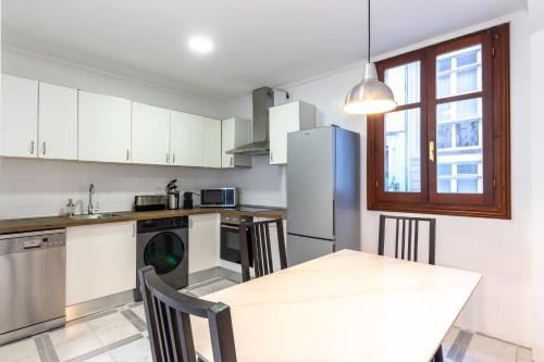 Stylish 4 Double Rooms, Central Bilbao (Old Town)