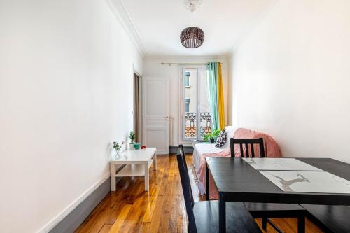 un salon avec une table et une salle à manger dans l'établissement GuestReady - La Villette Comfort, à Aubervilliers