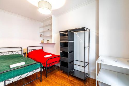 une petite chambre avec un lit et un miroir dans l'établissement GuestReady - La Villette Comfort, à Aubervilliers