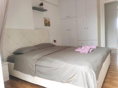 a bedroom with a bed with a pink blanket on it at 凯宁民宿 in Piraeus