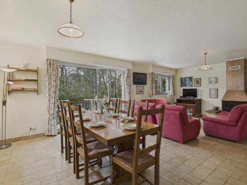 une salle à manger et un salon avec une table et des chaises dans l'établissement Maison avec jardin pour 8 adultes et 2 enfants, à La Forêt-Fouesnant