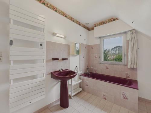 une salle de bain avec un lavabo et une baignoire dans l'établissement Maison avec jardin pour 8 adultes et 2 enfants, à La Forêt-Fouesnant