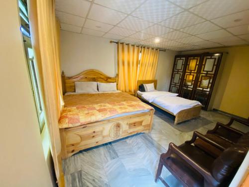 Postel nebo postele na pokoji v ubytování Skardu Rock View Hotel