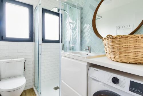 a bathroom with a washing machine and a mirror at Maison pour 6 avec jardin - 800 m de la plage in La Guérinière