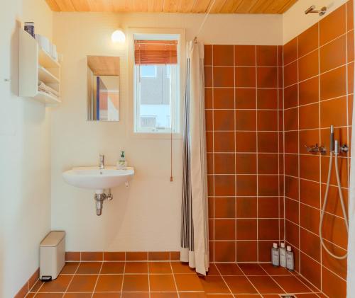 een badkamer met wastafel en douche bij 3 BR House - Parking - 10min walk from city centre in Tórshavn
