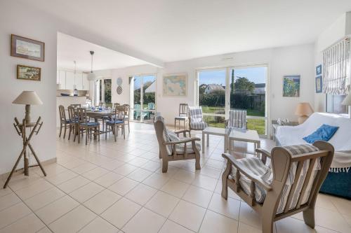un salon avec un canapé, des chaises et une table dans l'établissement A 150m de la plage, jolie maison avec jardin pour 10, à Piriac-sur-Mer
