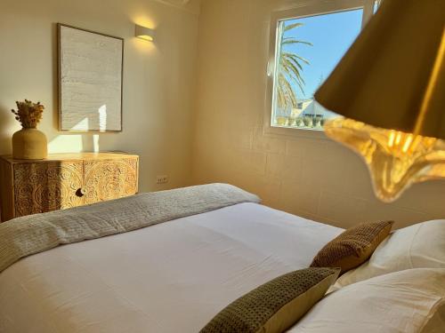 a bedroom with a bed and a window at Musa do Pico in Madalena