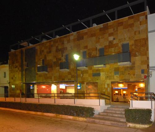 a building with stairs in front of it at night at Hotel Macami in El Carpio