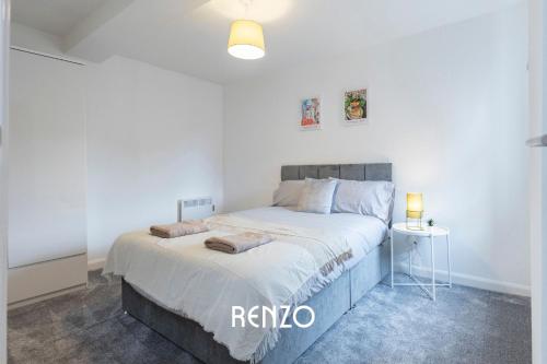 a bedroom with a large bed in a room at Homely 2-bed Apartment in Newark on Trent by Renzo, Free Parking, Brilliant Location! in Newark upon Trent