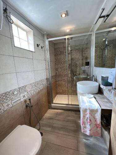 un bagno con doccia, WC e lavandino di Camere Dieci Maggio a Ponza