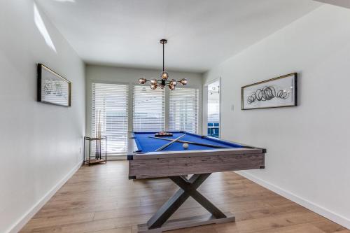 a blue pool table in a room with a ceiling at Blue Blissful Retreat 3B 2B KING in Richardson