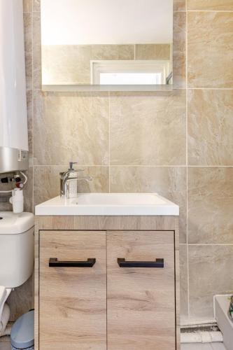 une salle de bain avec un lavabo et des toilettes dans l'établissement Tiny Bikini, Ault, Baie de Somme, 200 m de la mer, à Ault