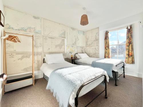 Voodi või voodid majutusasutuse Janies Cottage~ Mousehole~Eclectic Interiors & Vintage Charm toas