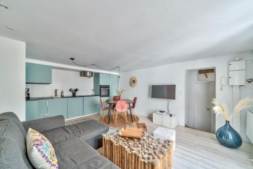 un salon avec un canapé et une table dans l'établissement GuestReady - Elegant 2BR Ap in Saint-Martin, à Paris