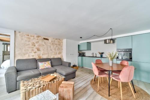 un salon avec un canapé et une table dans l'établissement GuestReady - Elegant 2BR Ap in Saint-Martin, à Paris