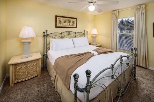 sypialnia z łóżkiem, 2 lampami i oknem w obiekcie Islander 3004 w mieście Fort Walton Beach