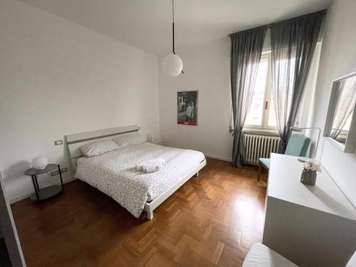 sypialnia z łóżkiem i drewnianą podłogą w obiekcie Alle 4 Stagioni - Appartamento 3 w Rimini