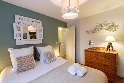 une chambre avec un lit avec deux serviettes dessus dans l'établissement Maison pêcheur - Wifi - 500m mer, à Cancale