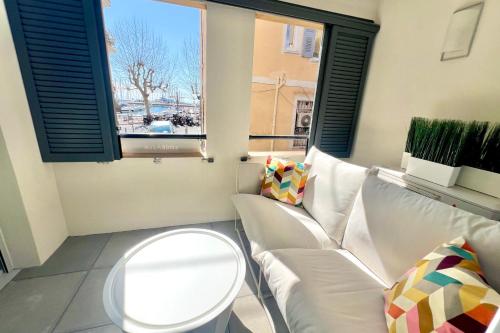 - un salon avec un canapé blanc et un miroir dans l'établissement Golfe-Juan 2 People Facing the Old Port, au Golfe-Juan