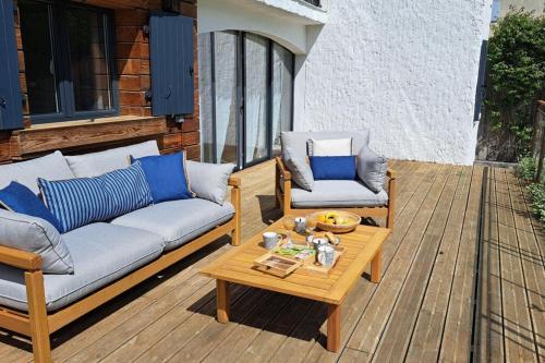 - une terrasse avec 2 canapés et une table basse dans l'établissement Authentic-Spacious Villa 5 minutes from Sarlat, à Sarlat-la-Canéda