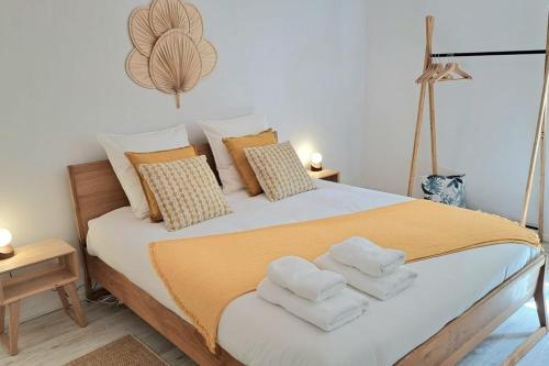 une chambre avec un grand lit avec des serviettes dessus dans l'établissement Authentic-Spacious Villa 5 minutes from Sarlat, à Sarlat-la-Canéda