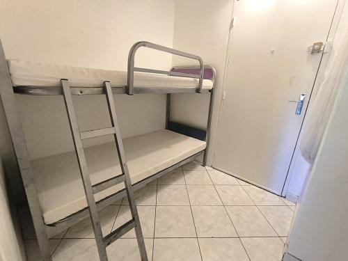 - un lit superposé avec une échelle dans une chambre dans l'établissement 193 Hameau C005, au Cap d'Agde