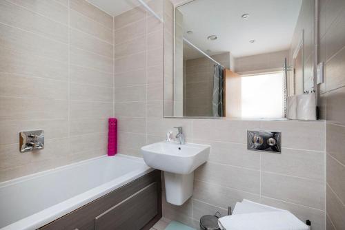 Ένα μπάνιο στο Charming House With Private Backyard and Parking