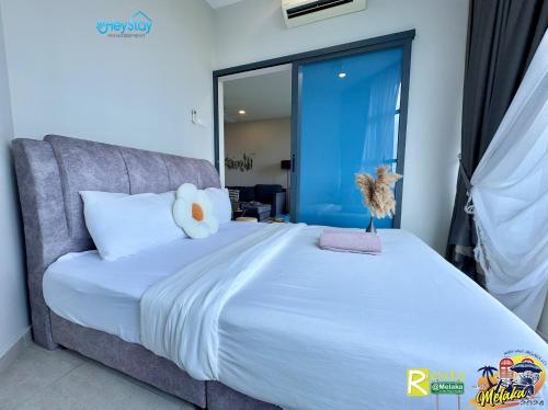 Postel nebo postele na pokoji v ubytování Atlantis Residences Melaka by HeyStay Management