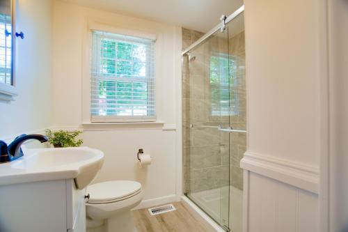 Ένα μπάνιο στο Cape Cod Bungalow with Patio Less Than 1 Mi to Beaches!